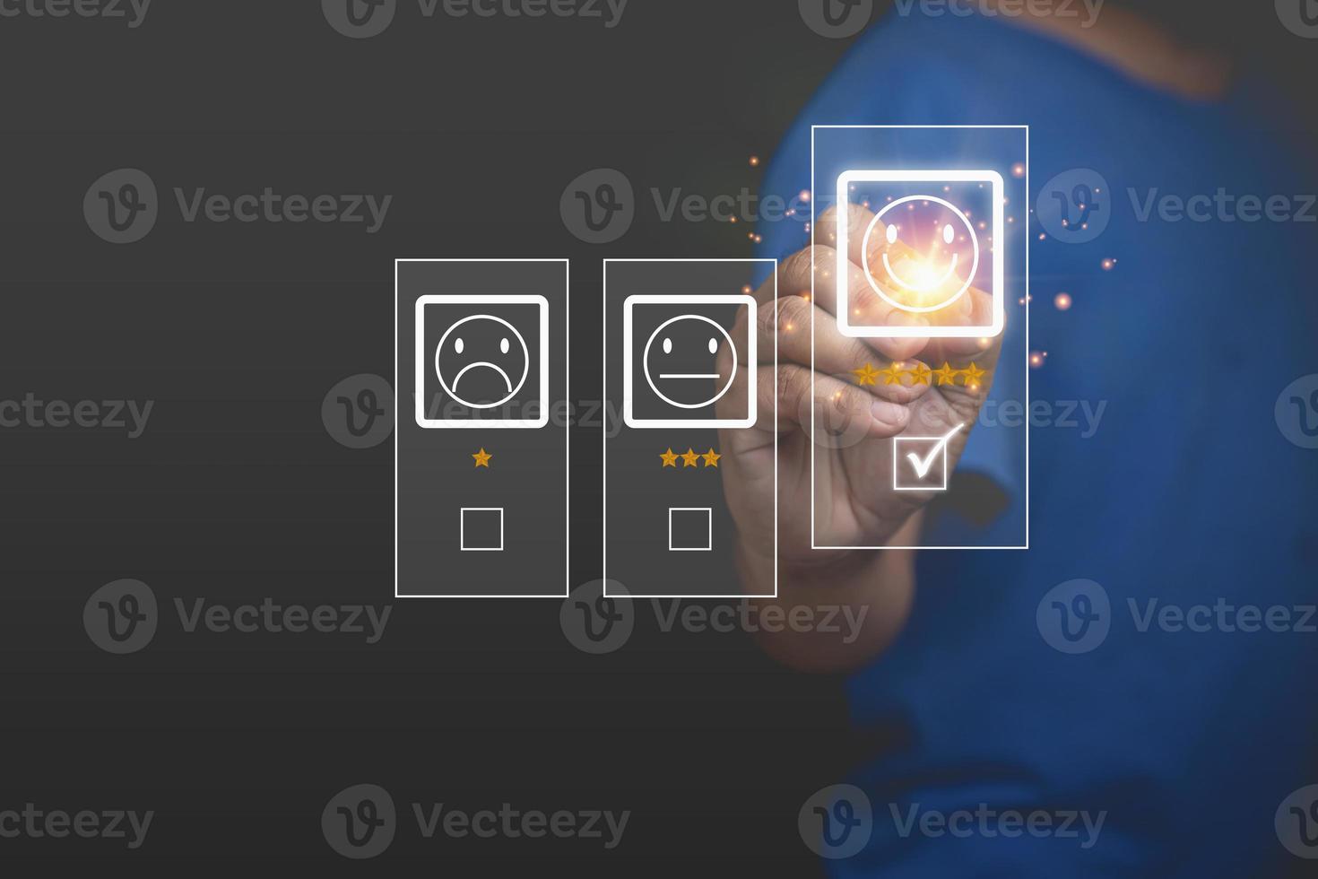 klant gebruikt een pen om het virtuele scherm aan te raken op het blije smiley-pictogram top 5 sterren. tevredenheid over service hoog, klantenservice, bedrijfsconcept, beoordeling erg onder de indruk. foto