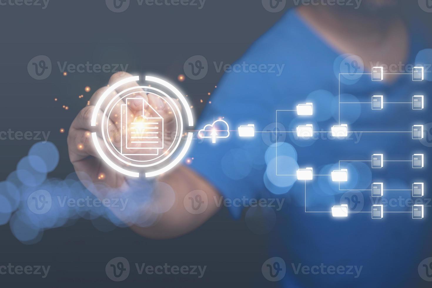 een man die pictogram virtueel online aanraakt. documentbeheersysteem. database- en procesautomatisering om bestanden, kennis en documentatie in het bedrijf te beheren. foto