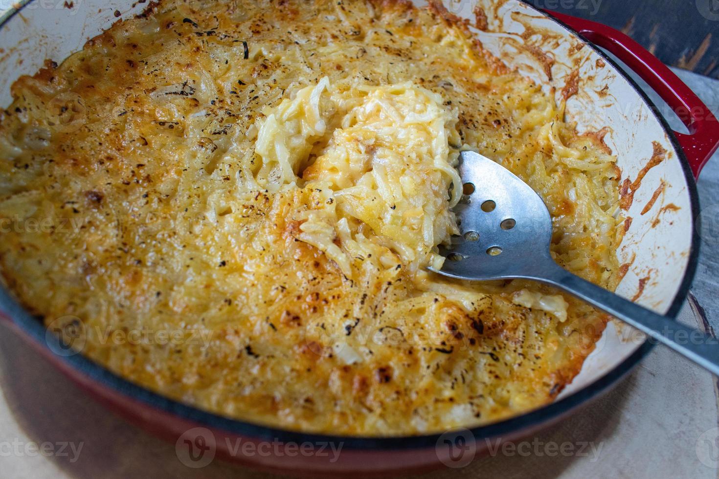 cheesy tomatenpasta schelpen in gietijzeren schaal foto