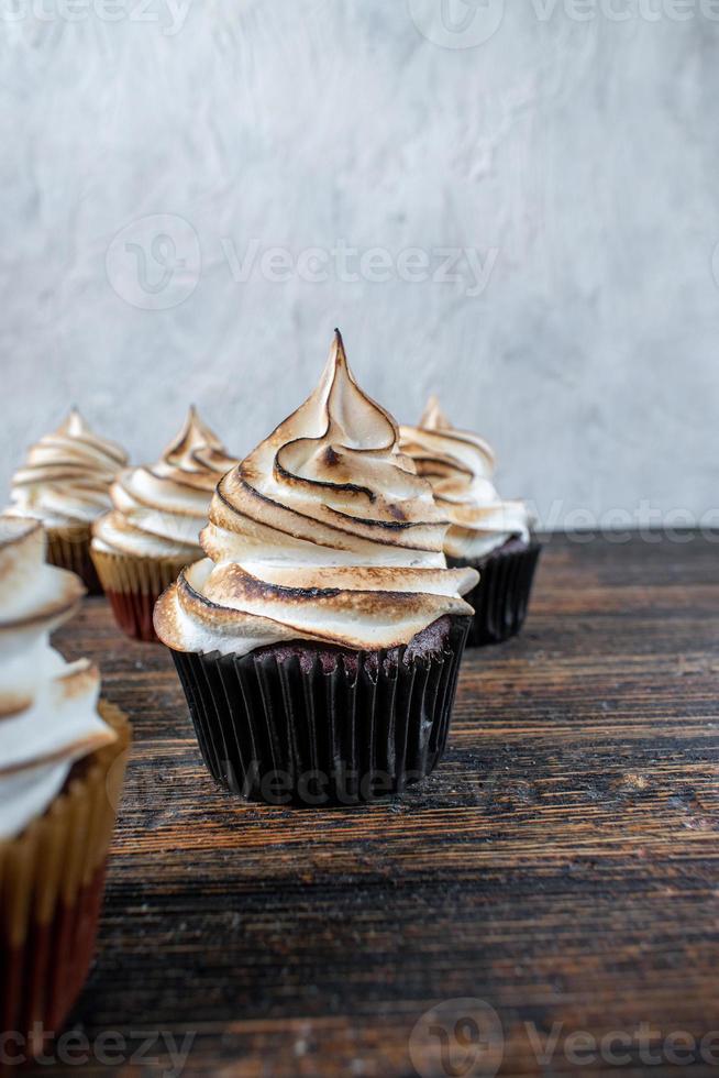 cupcakes met geroosterde meringue swirl topjes foto