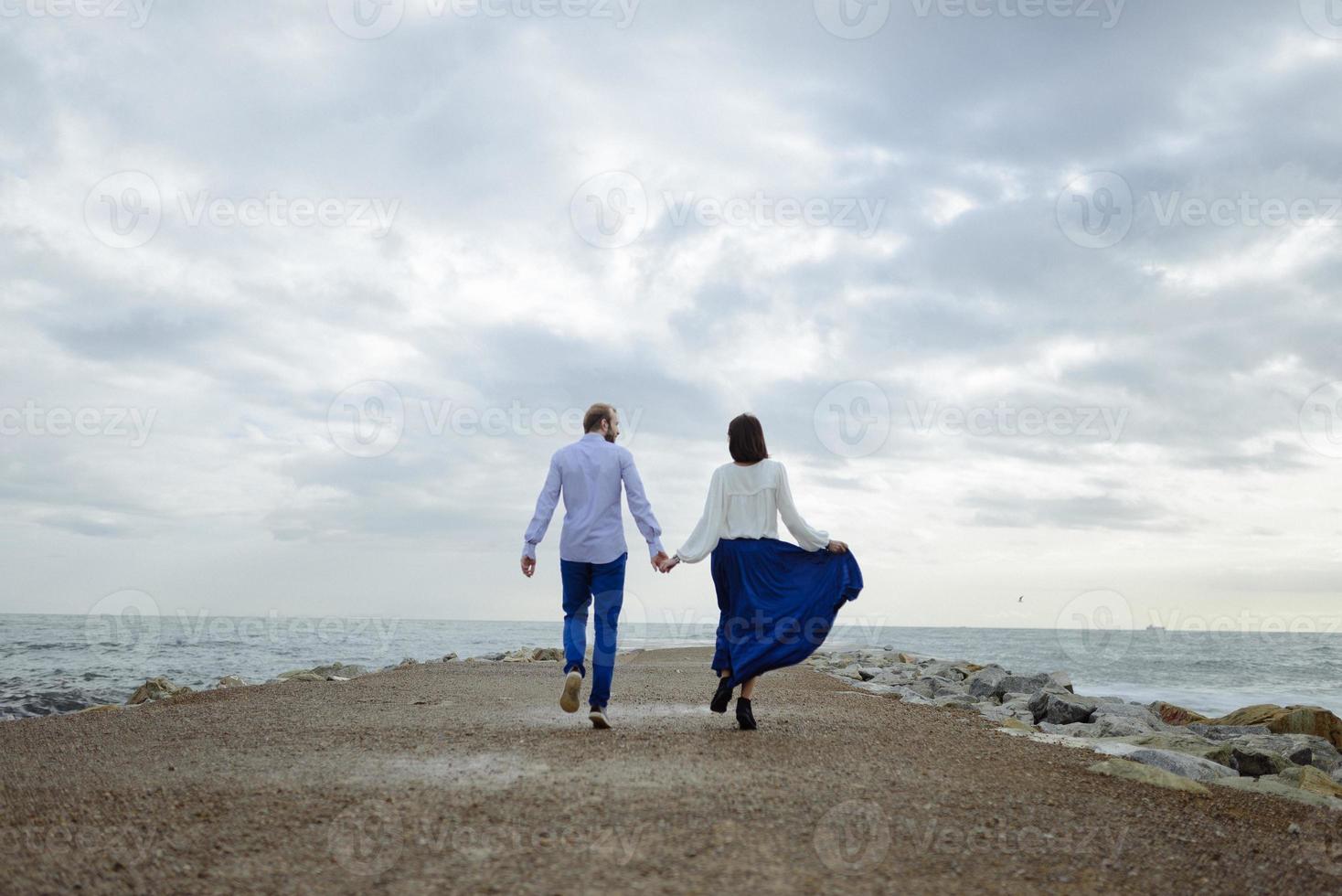 een liefdevol stel, man en vrouw die van de zomervakantie genieten op een tropisch paradijsstrand met helder zee-oceaanwater en landschap foto