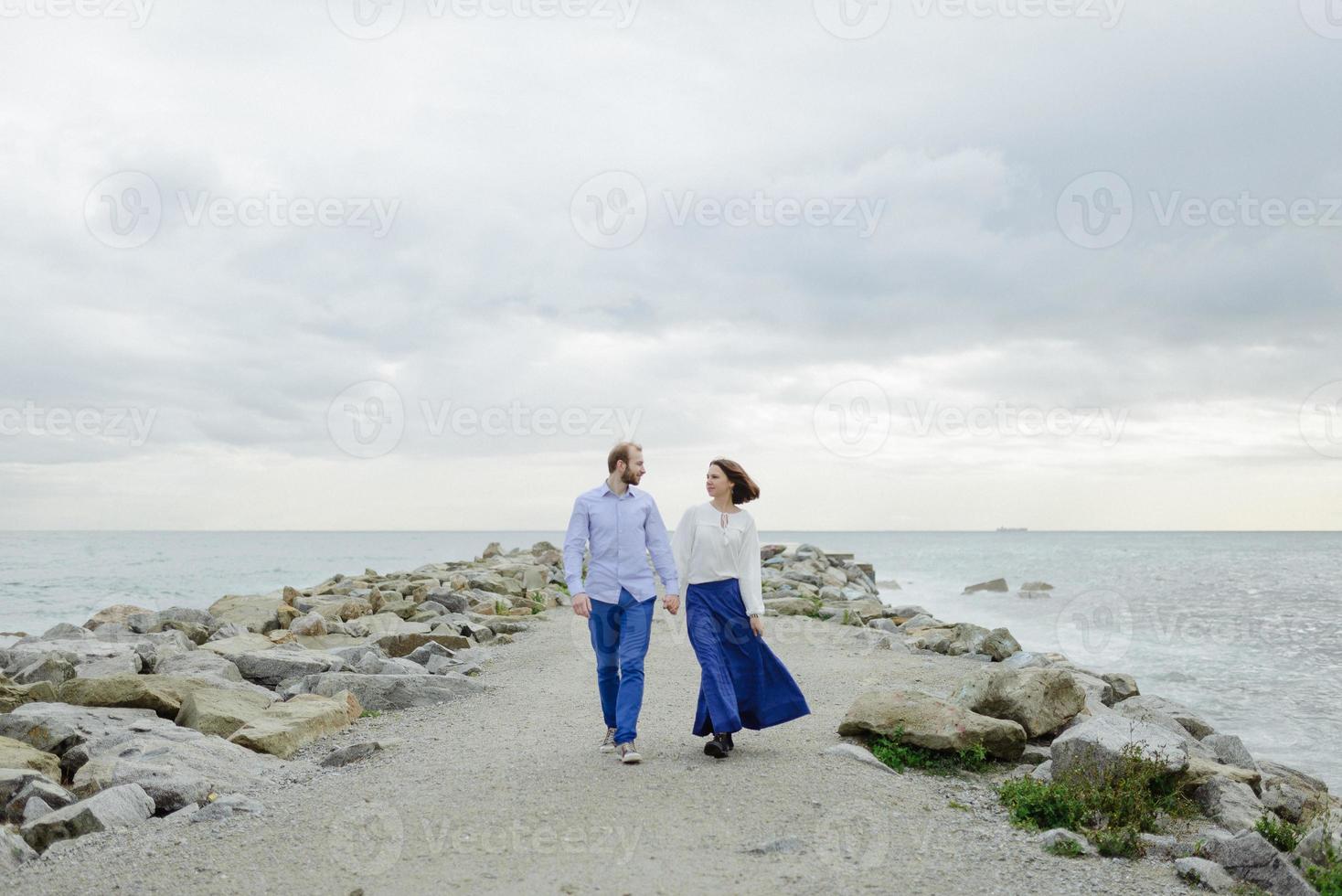 een liefdevol stel, man en vrouw die van de zomervakantie genieten op een tropisch paradijsstrand met helder zee-oceaanwater en landschap foto