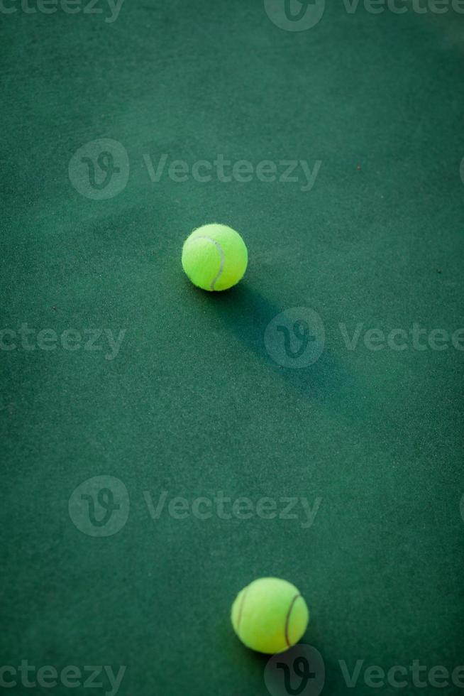 twee tennisballen foto