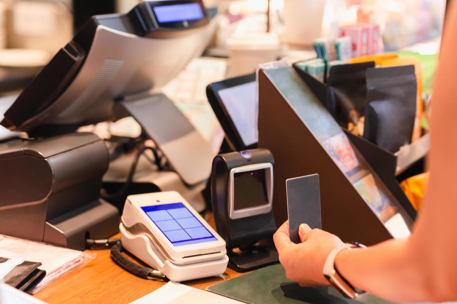 vrouw die rekening betaalt via smartcard in café. foto