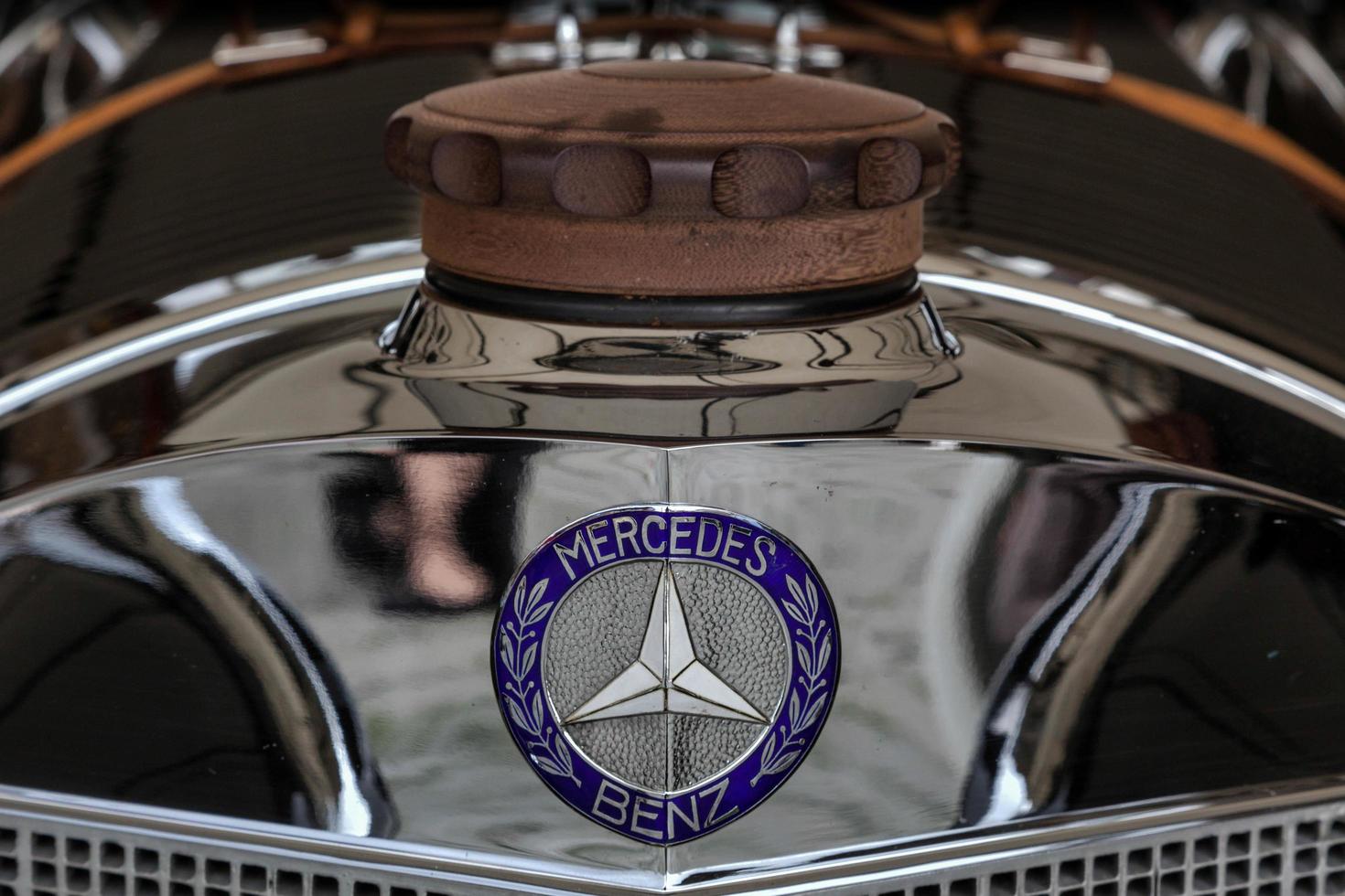 goodwood, uk, 2012. vintage mercedes radiatordop en badge foto