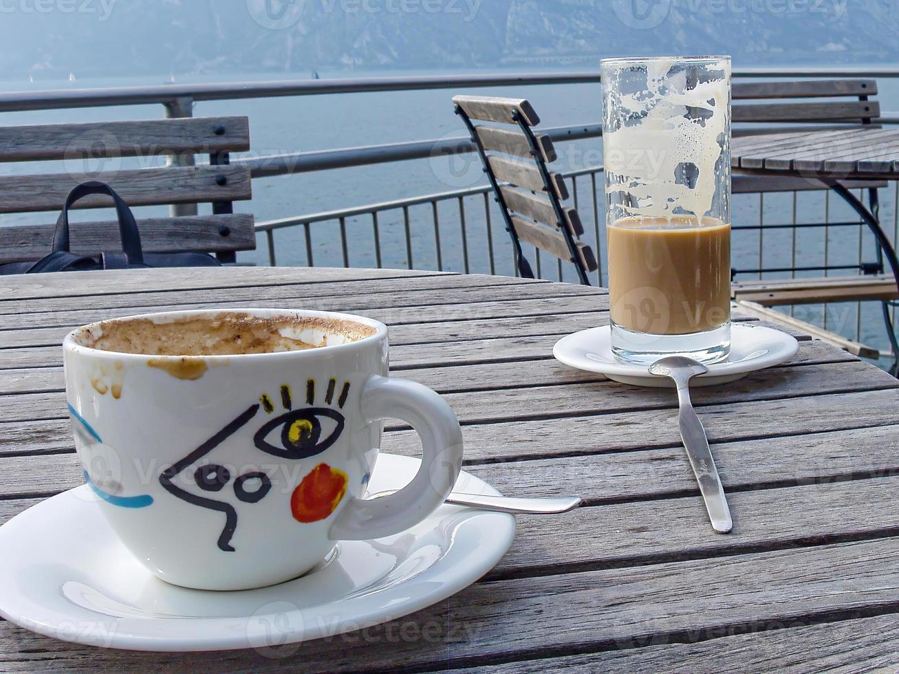 twee koffiedrankjes op een houten tafel foto