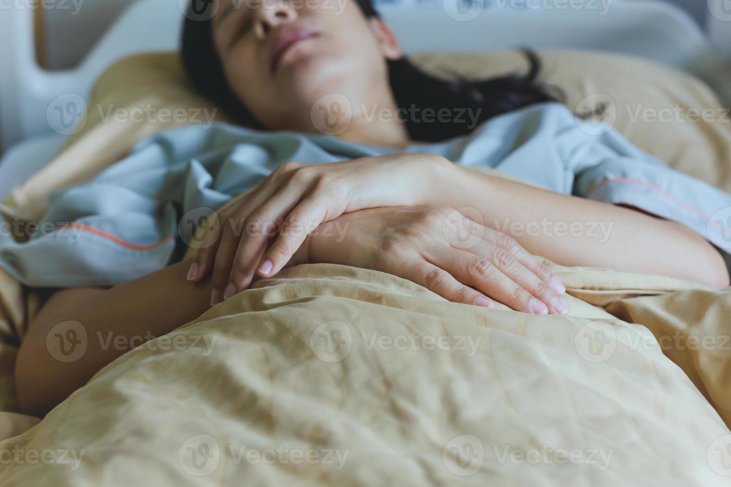 vrouw patiënt liggend op het ziekenhuisbed. foto