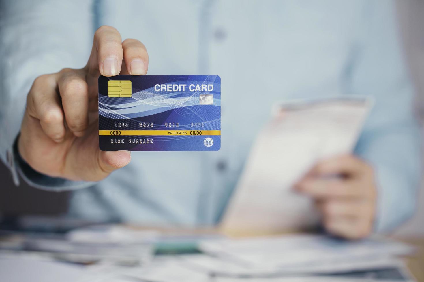 zakenman betalingsbewijs met creditcard, zakelijke e-commerce om creditcardschuldconcept te betalen foto