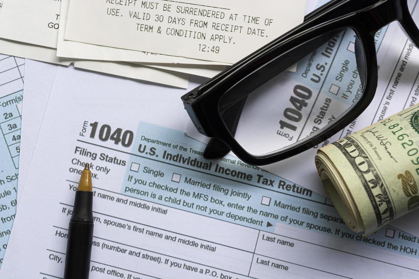 belastingformulieren 1040. ons individuele aangifte inkomstenbelasting met andere briefpapier. foto