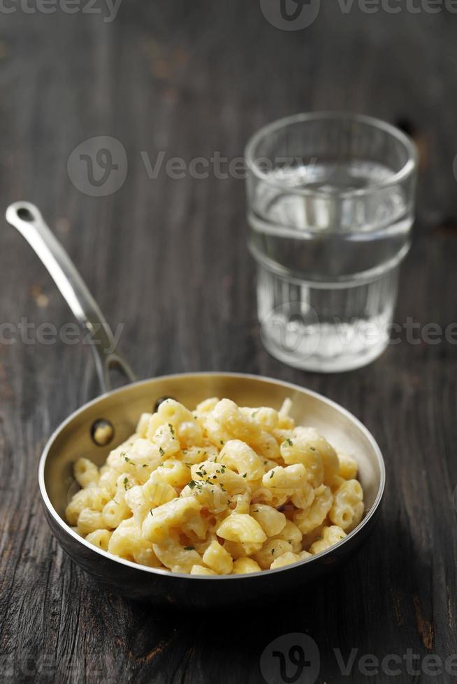 mac and cheese, macaroni pasta in amerikaanse stijl met kaasachtige romige saus foto