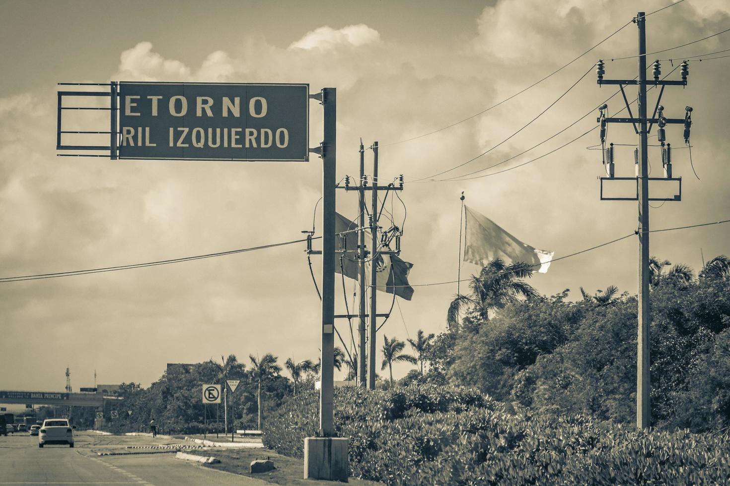 gebroken beschadigd verkeersbord op snelweg snelweg in akumal mexico. foto