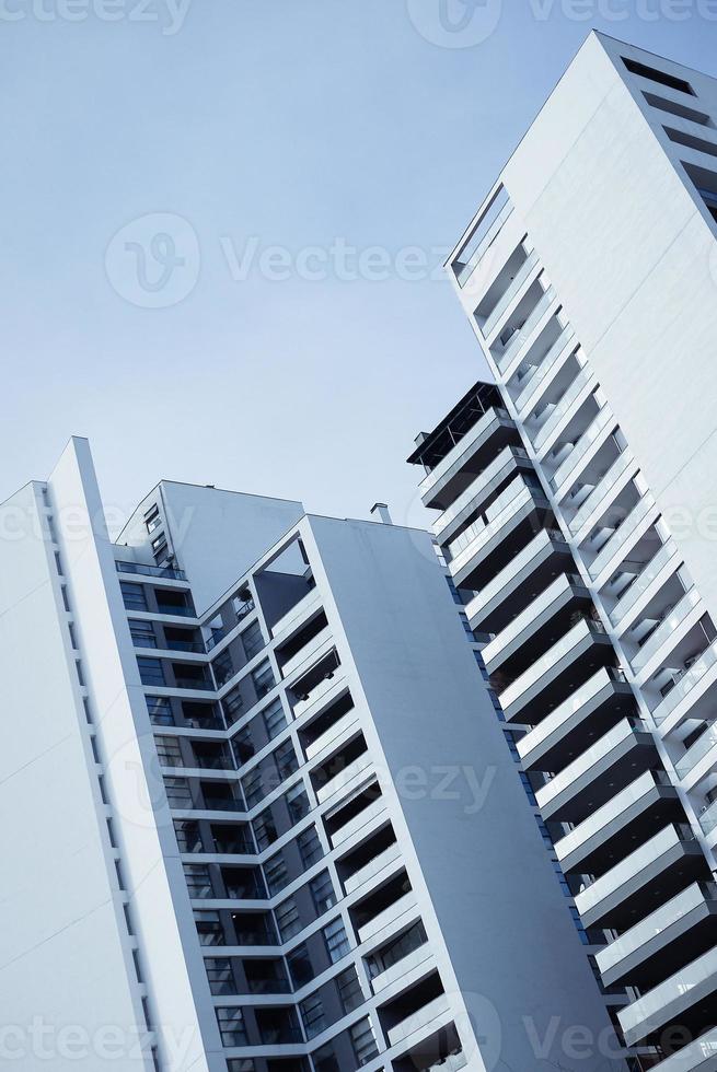 blauw zwart-wit beeld van moderne woongebouwen met meerdere verdiepingen foto