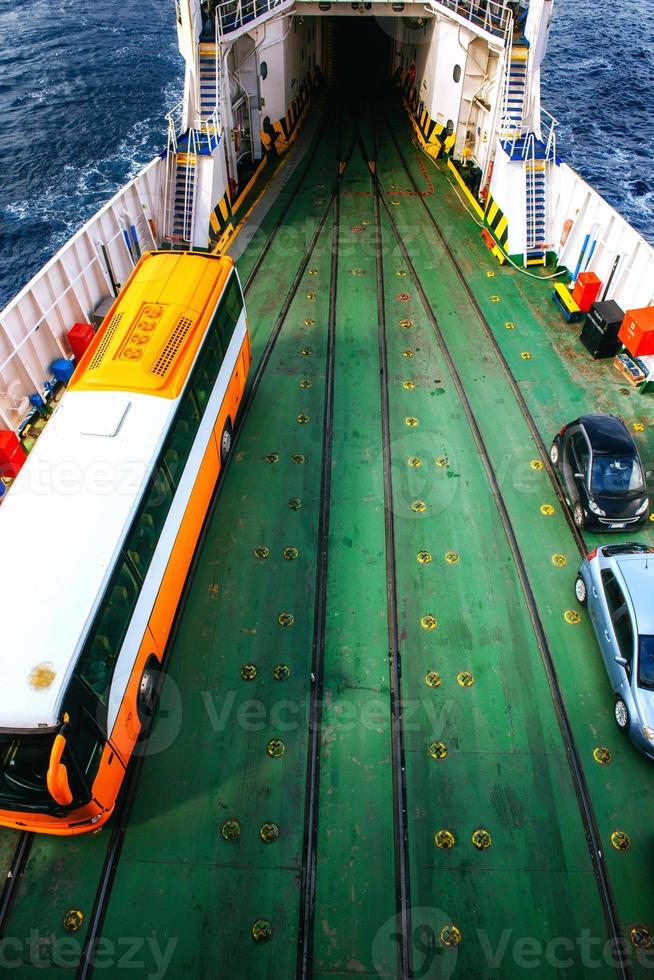 rijen geparkeerde auto's op een veerboot. foto