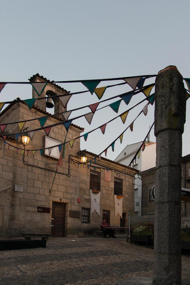 stadhuis van belmonte en pelourinho pijler bij zonsondergang. belmonte is een prachtige stad in het oosten van portugal met een joods erfgoed. foto