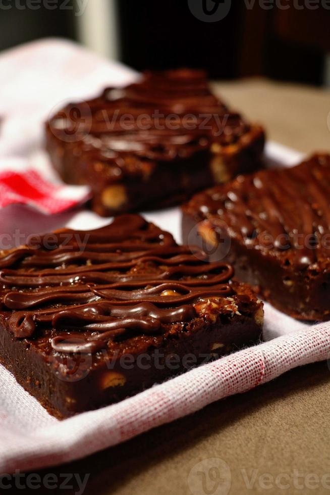 brownie met chocolade close-up foto