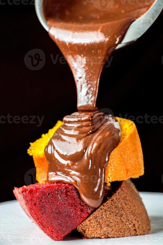 plak cake met chocolade close-up foto