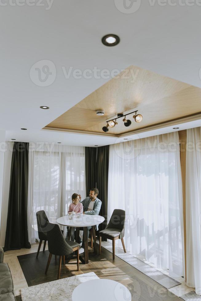 vader en dochter samen thee drinken op de kamer foto