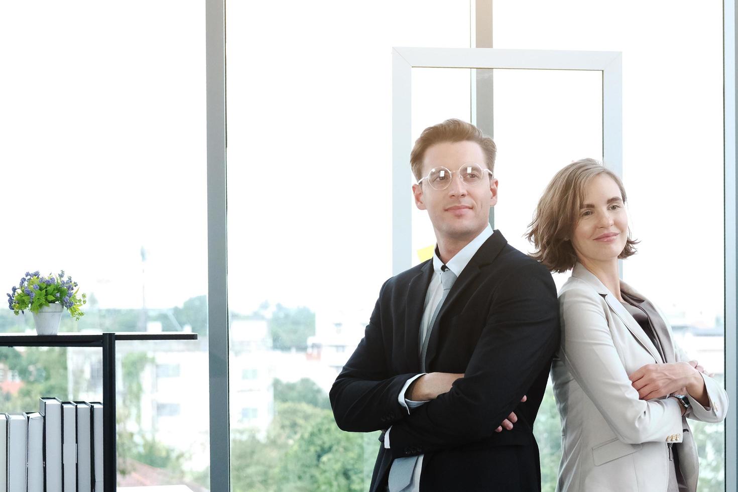 portret voor succesvolle zakenman en zakenvrouw bijeenkomst voor partnerschap in modern kantoor foto