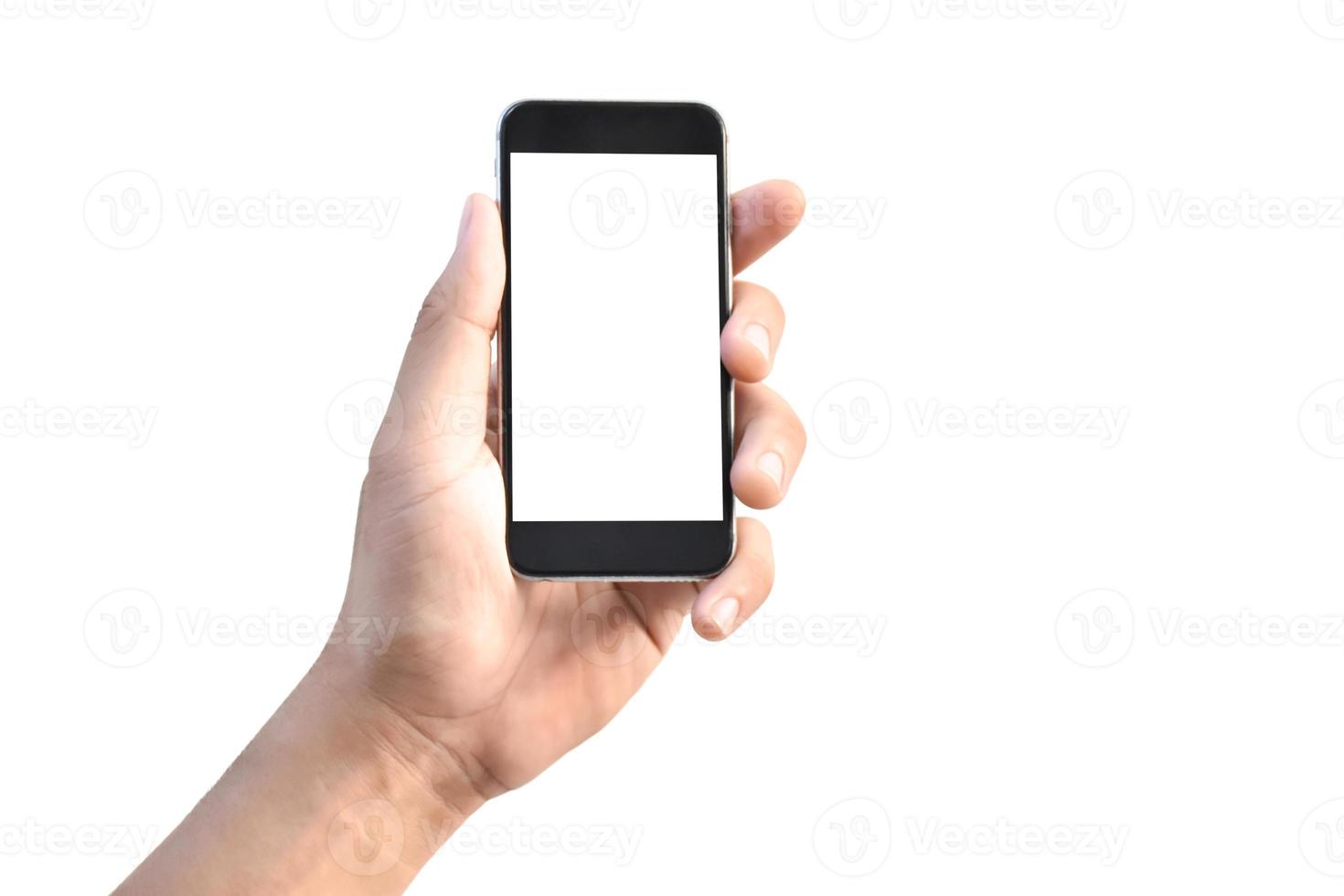 uitknippad. linkeraanzicht van een hand. Aziatische man hand met zwarte smartphone wit scherm geïsoleerd op een witte achtergrond weergave. zakelijk kantoor uitzicht. foto