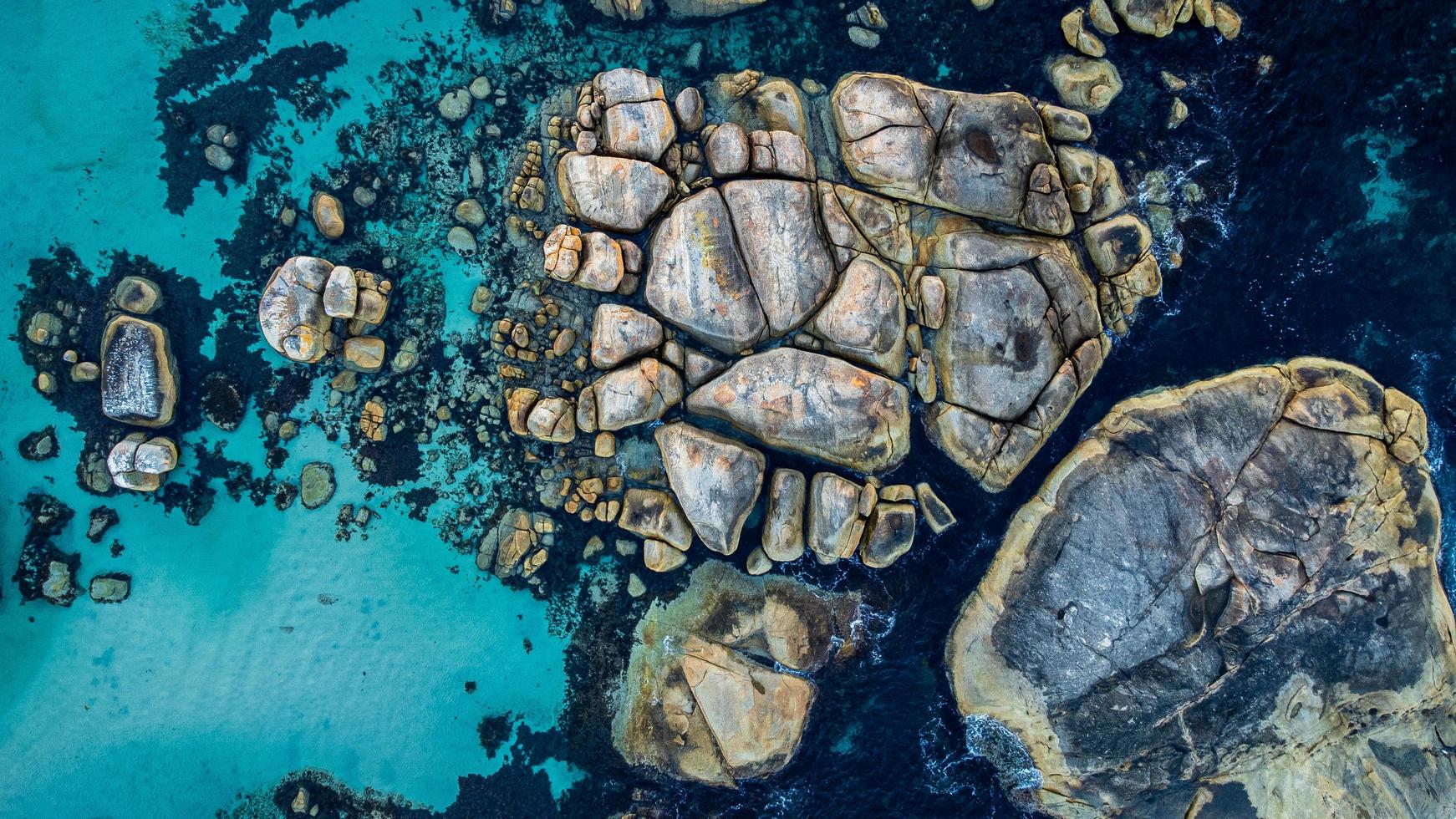 luchtbeelden van granieten rotsblokken in de groene poelen van het William Bay National Park Wa foto