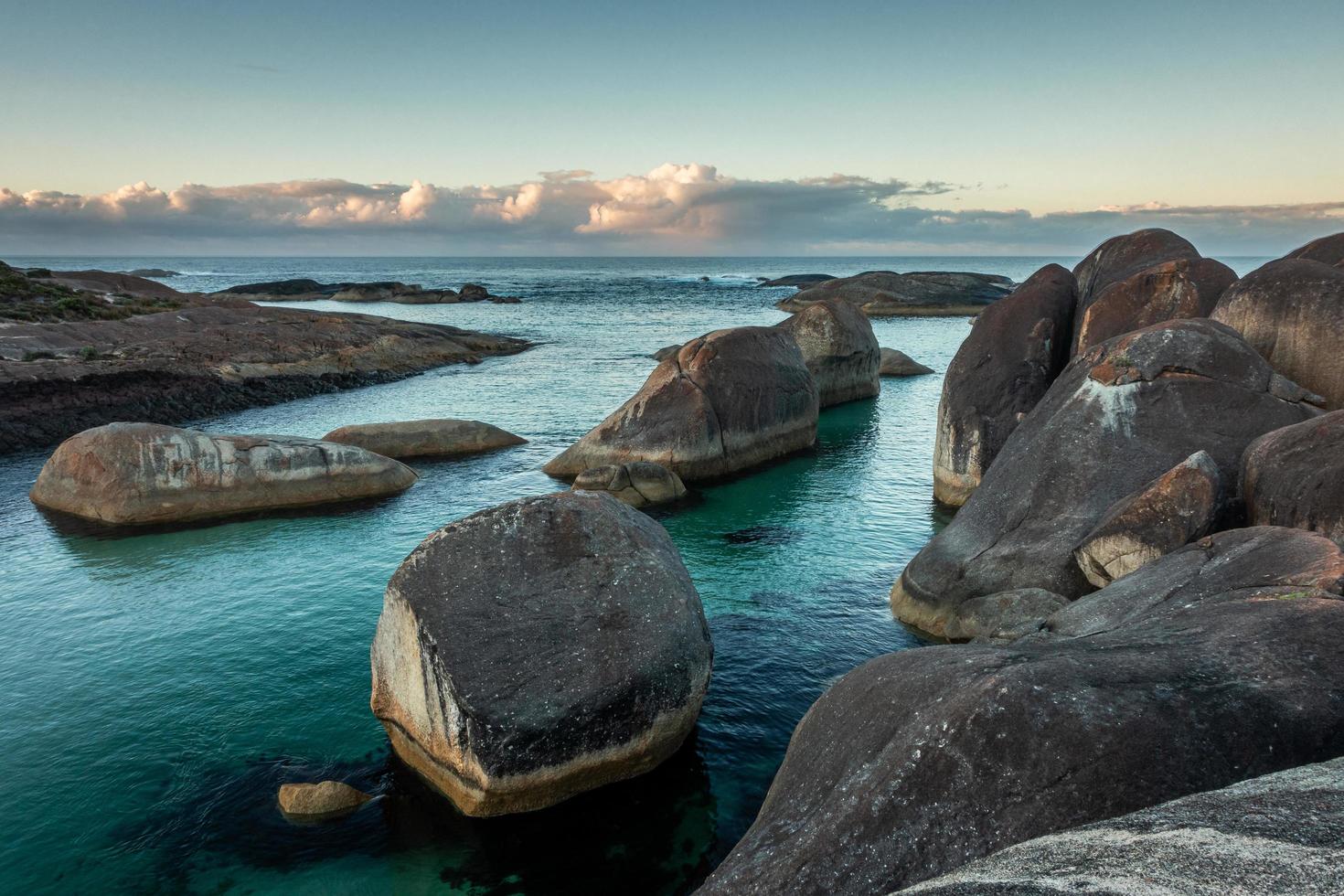 vroege ochtendopname van olifantenrotsen van william bay nationaal park wa foto