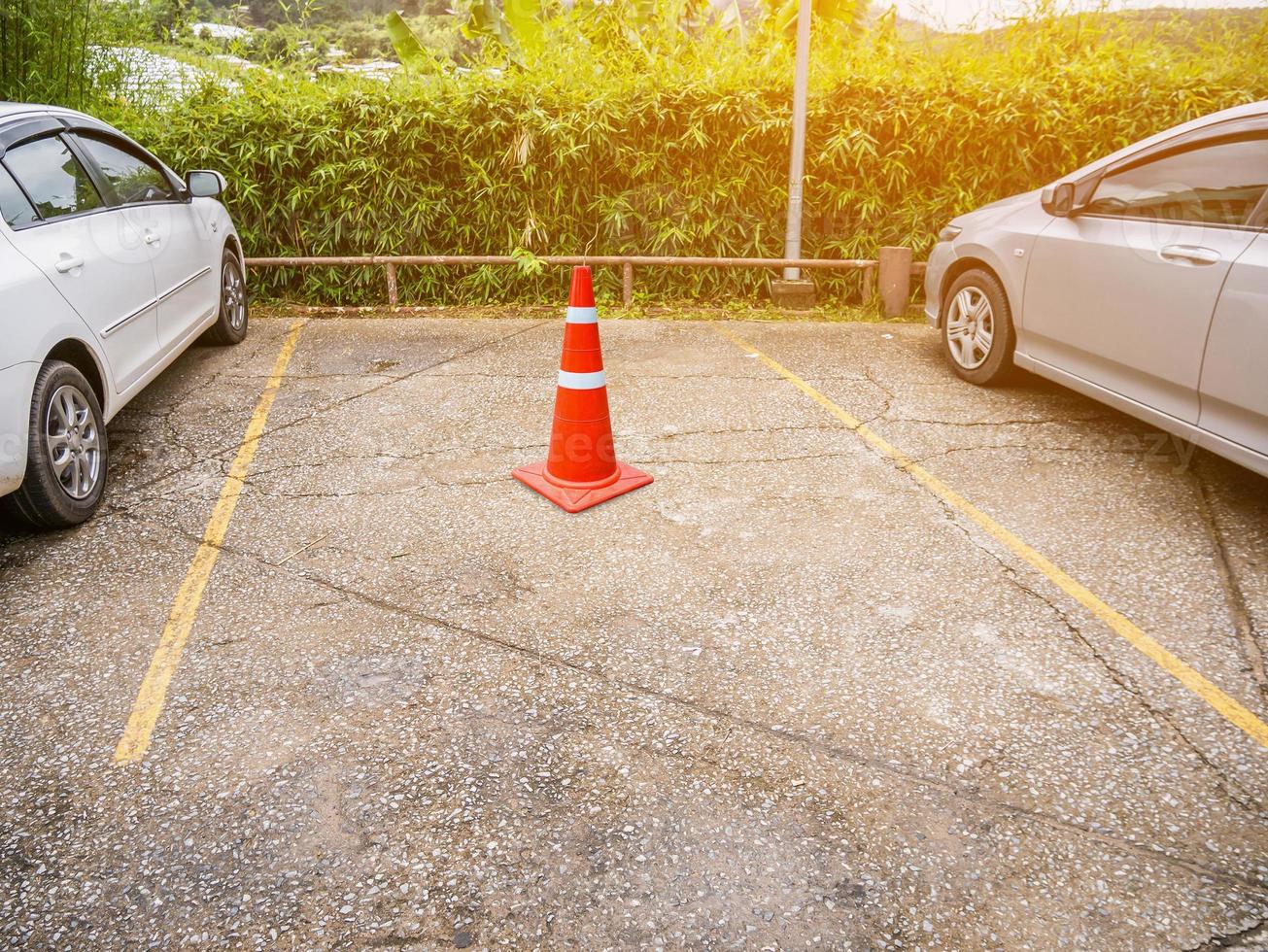 lege parkeerplaats met verkeerskegel foto