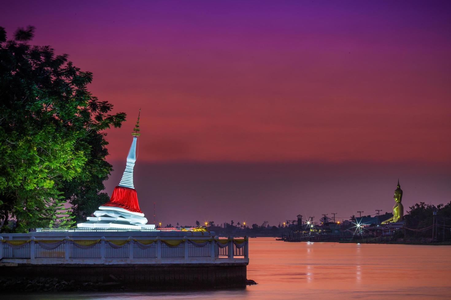 pagode aan de rand van de chao phraya-rivier wat phramaiyikawat. foto