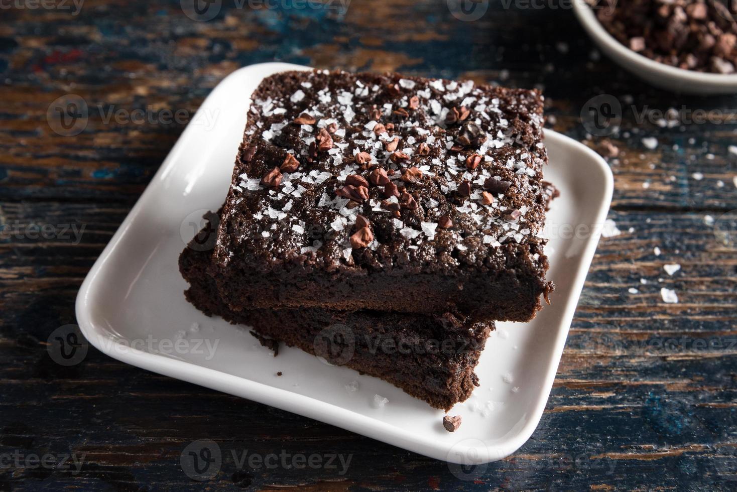 chocolade brownie op een bord foto