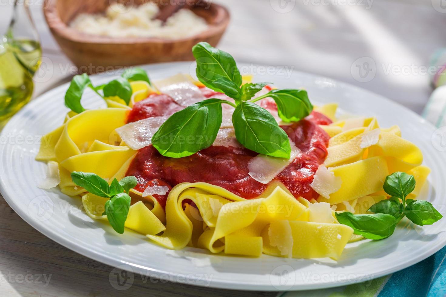 huisgemaakte pappardelle pasta met tomatensaus en basilicum foto