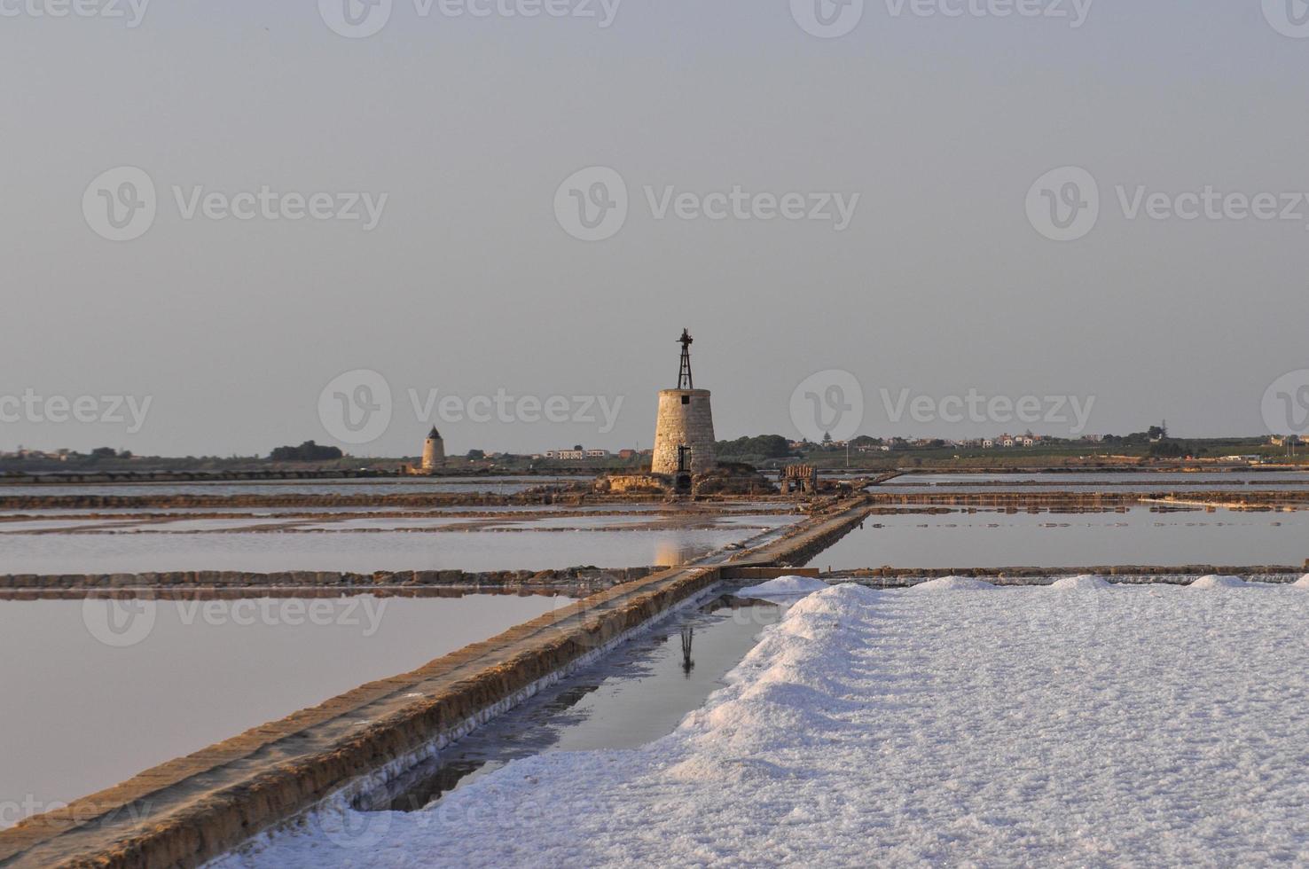 zoute zoutvlakten in marsala foto