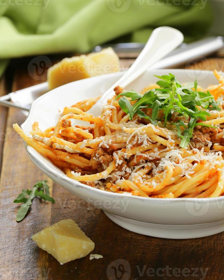 traditionele pasta met tomatensaus spaghetti bolognese met parmezaan foto