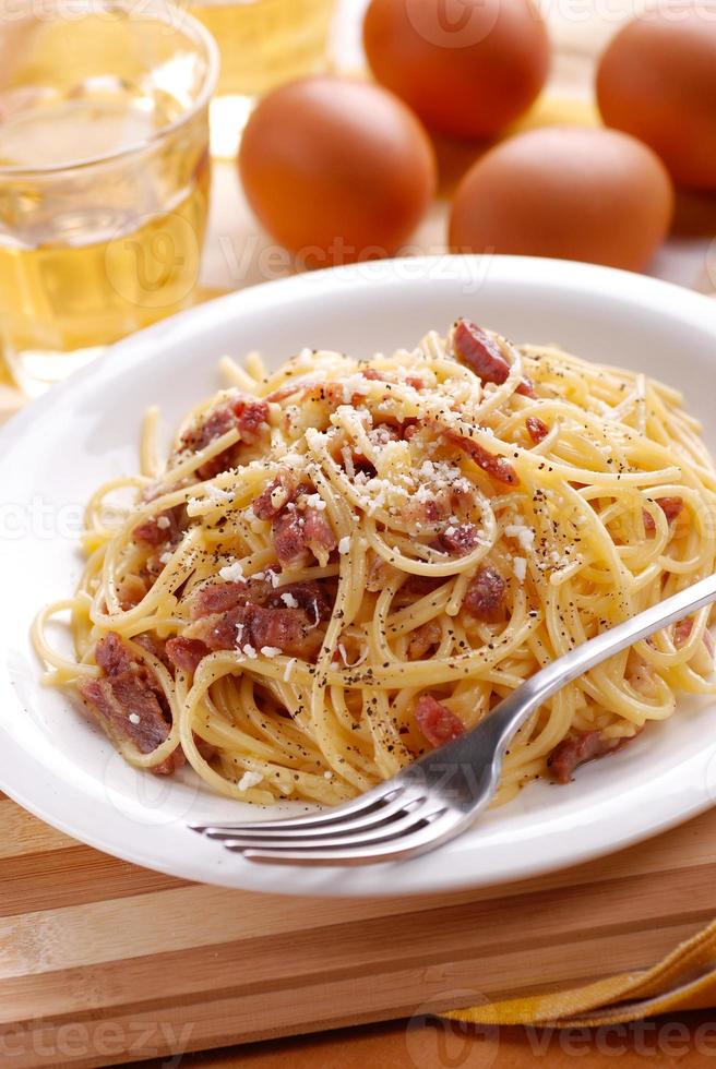 spaghetti carbonara in een witte schotel foto