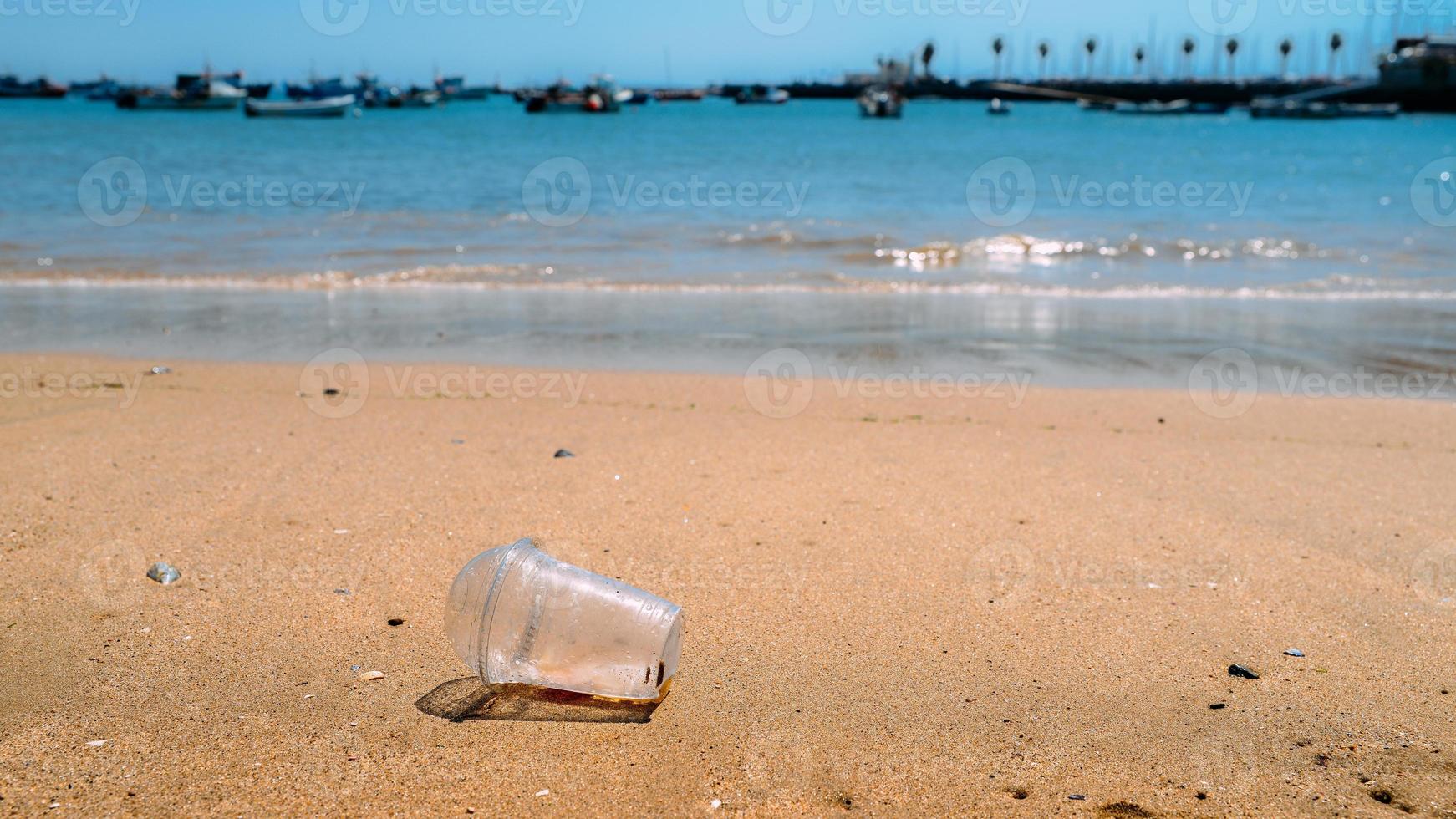 afval plastic beker achtergelaten op het strand maken vervuiling foto