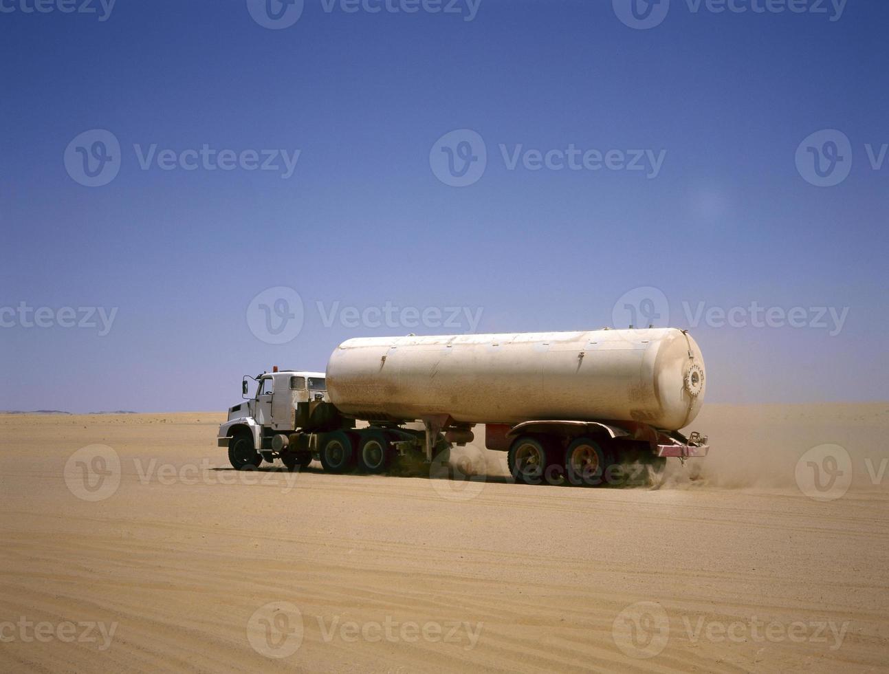 vrachtwagen rijden door de Arabische woestijn foto