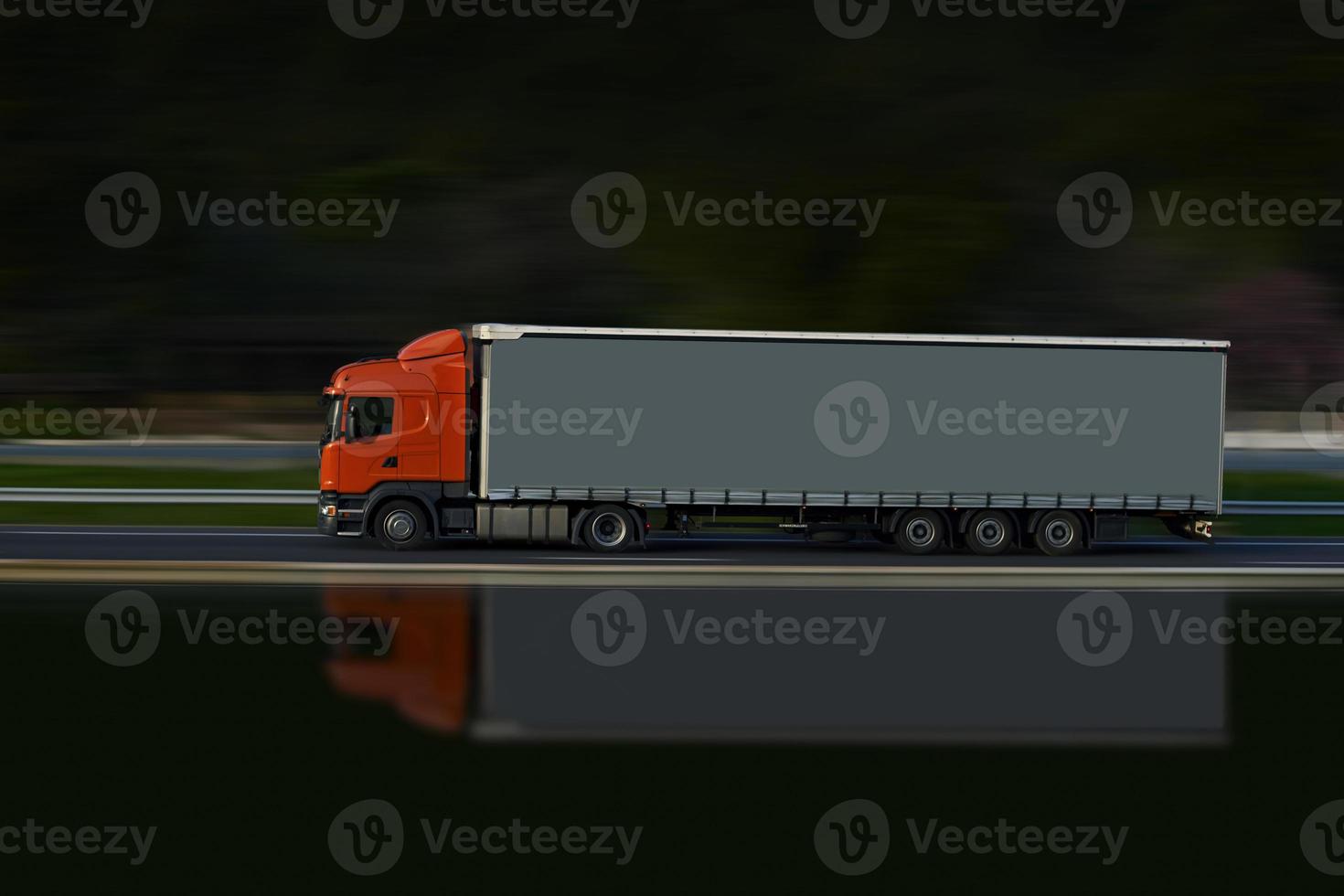 rode en grijze vrachtwagen foto