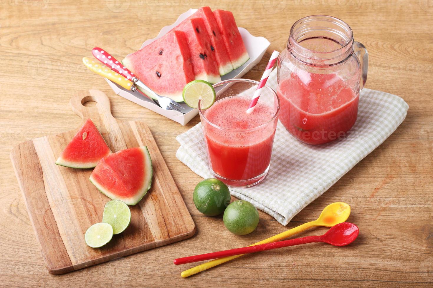 gezonde watermeloen-limoensmoothie en verse watermeloen foto