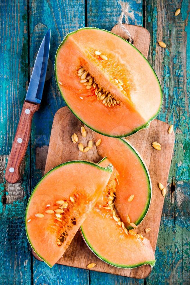 gesneden rijpe meloen op een snijplank foto
