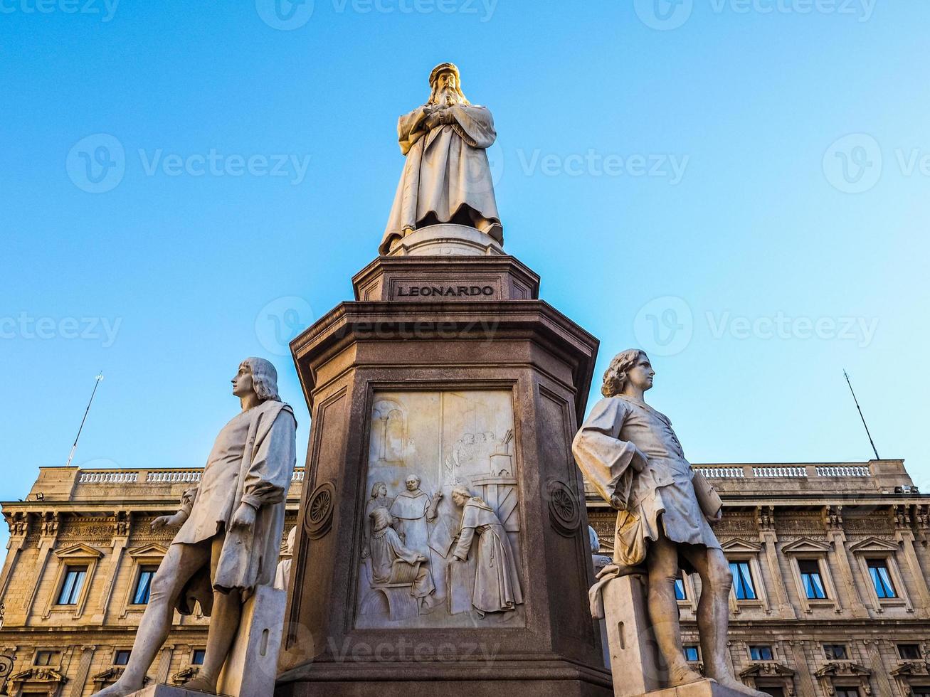 hdr leonardo da vinci monument in milaan foto