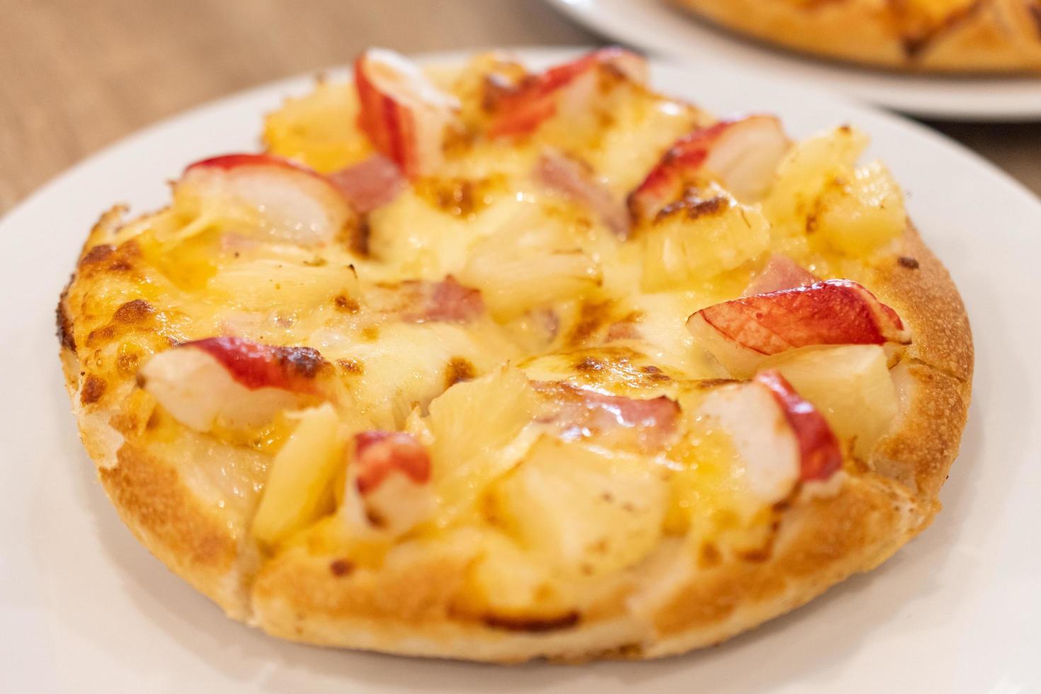 pizza hawaiiaans met ananas en ham foto