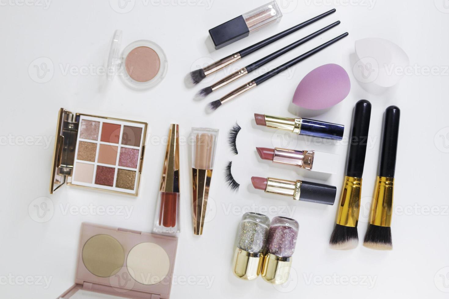 make-up borstel en decoratieve cosmetica op een witte achtergrond. foto