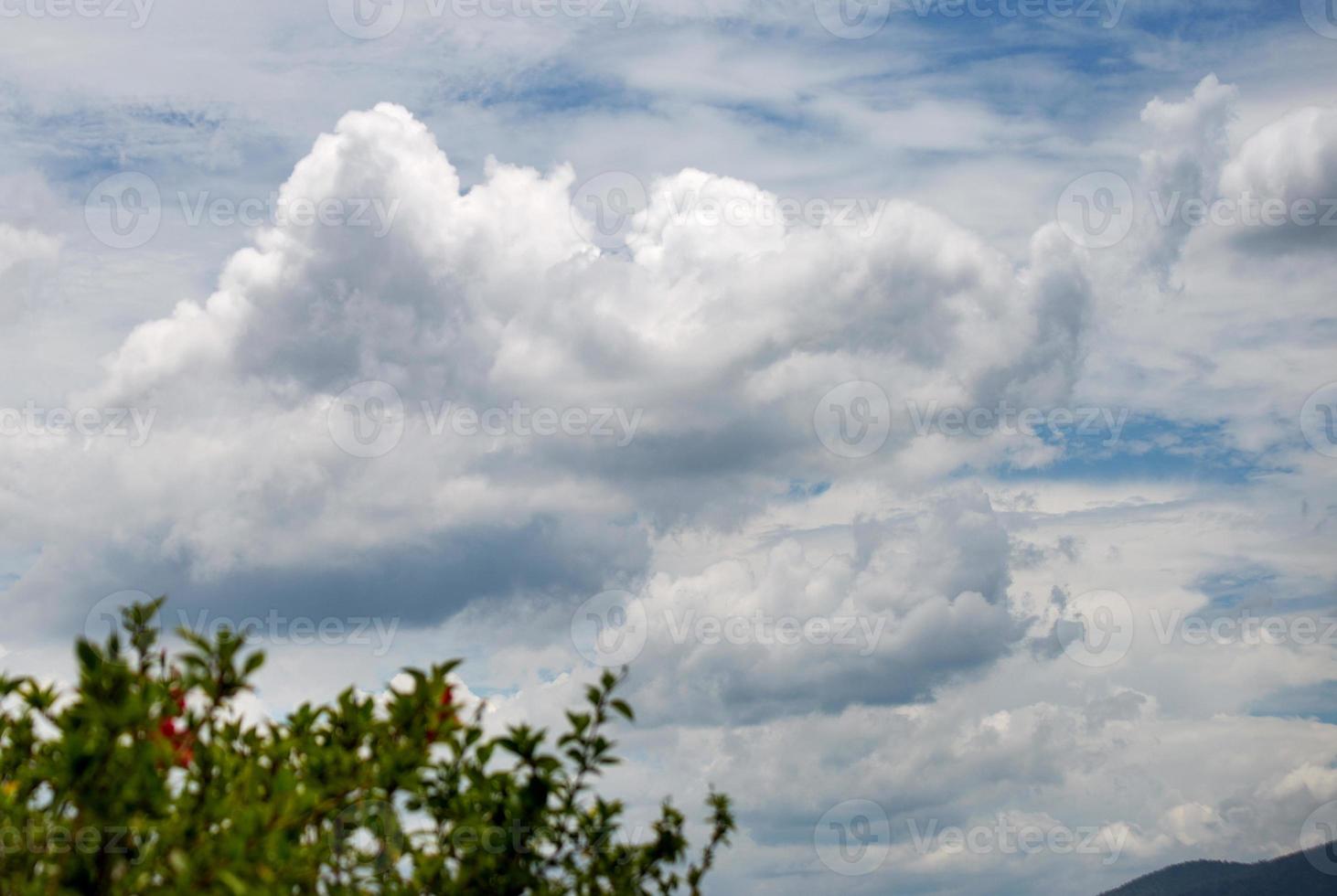 witte grote wolk in de blauwe lucht. foto