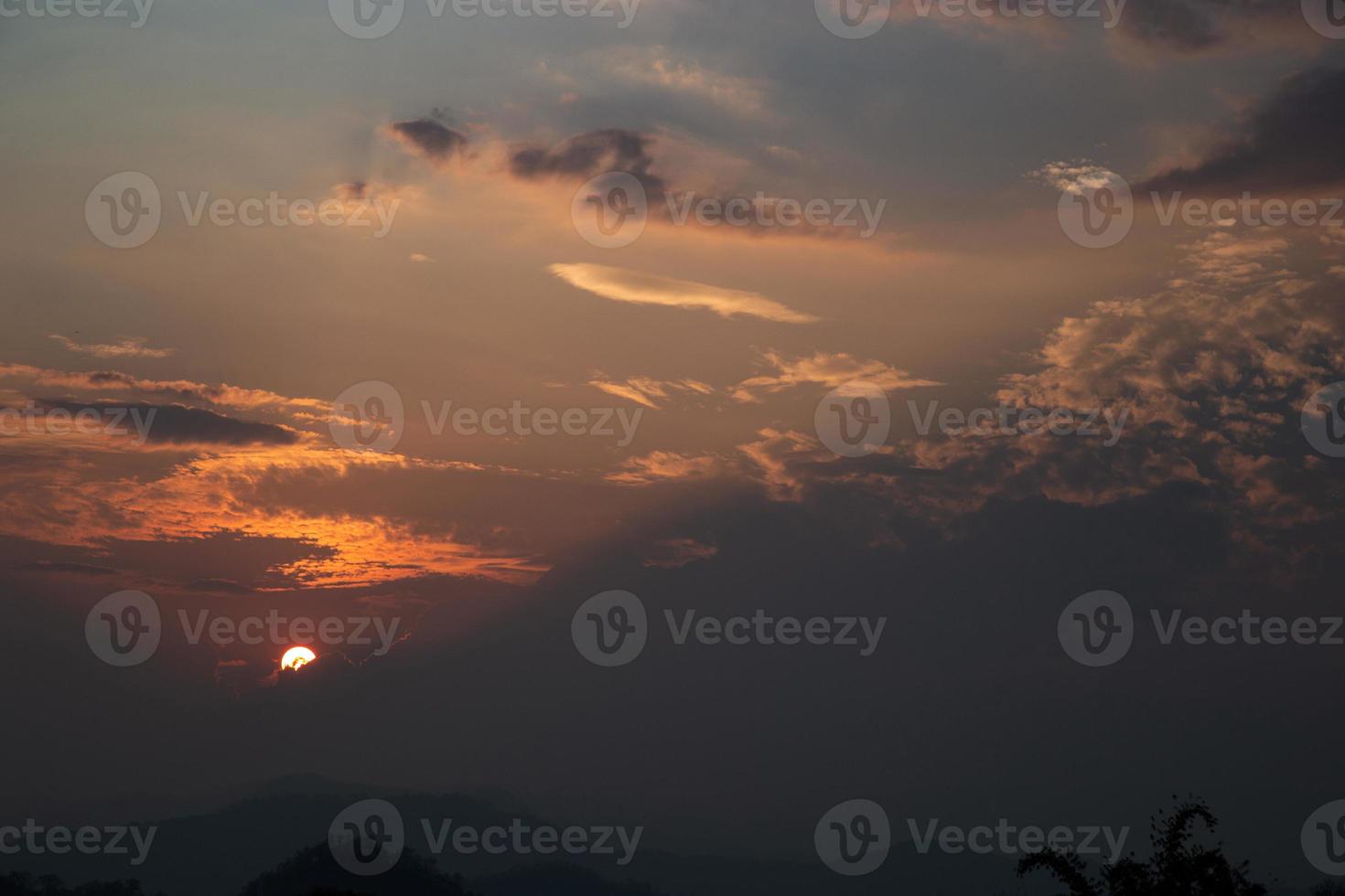 de zonsondergang met prachtige lucht. foto