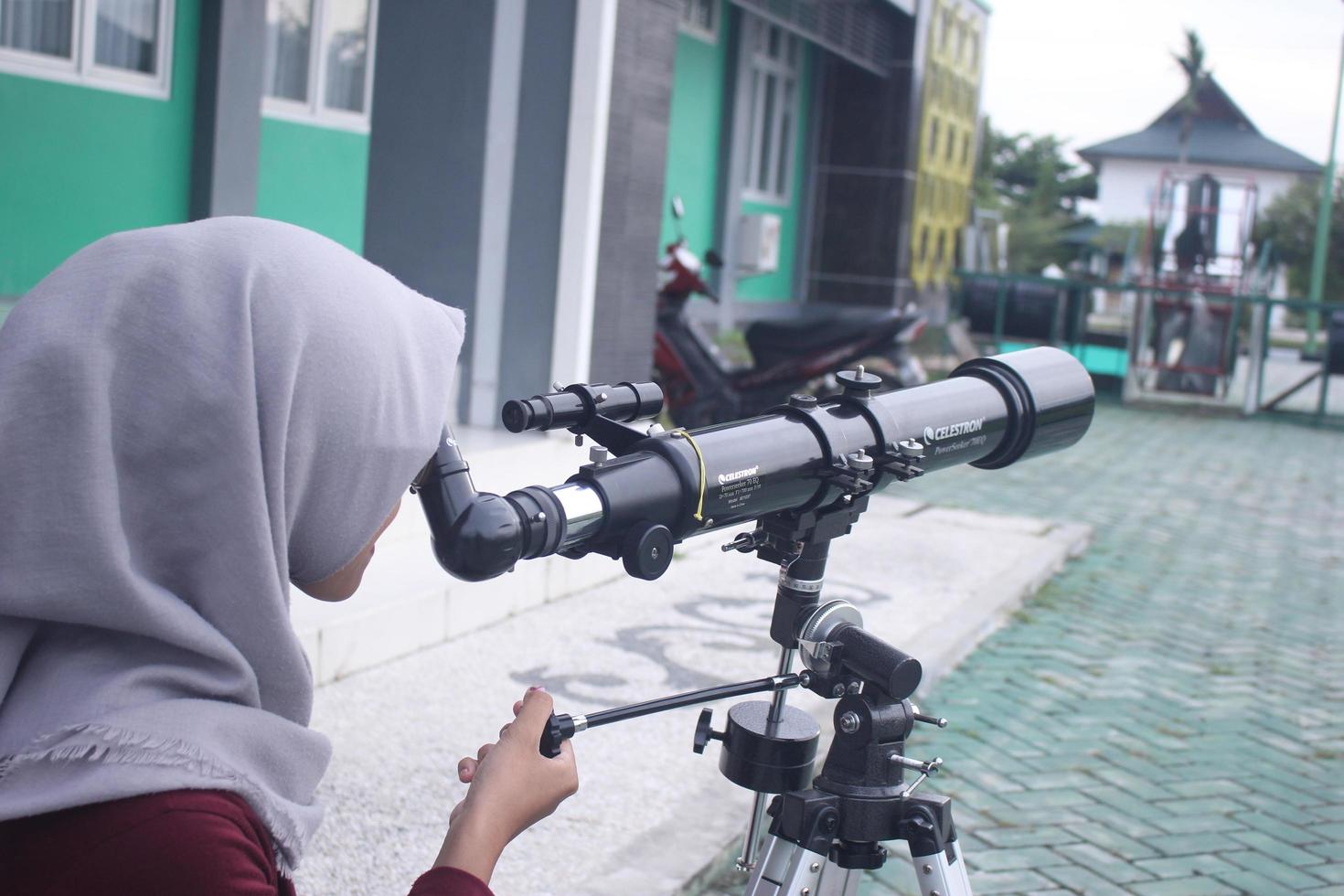 Palangka Raya, Indonesië. 8 maart 2017-studenten met telescoop foto
