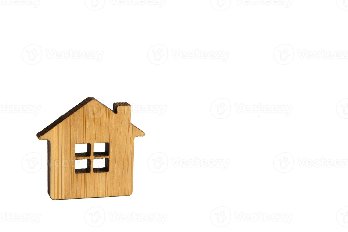 houten huis op een witte achtergrond geïsoleerd. boerderij, nieuw huis, bouw, verhuizing, aankoop van onroerend goed, hypotheek, huur. sleutelhanger, hanger, model foto