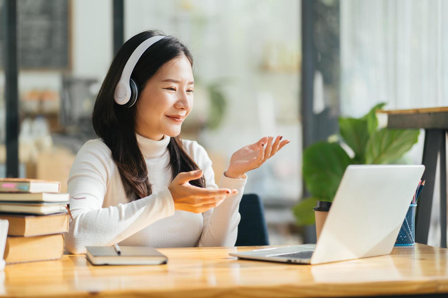 mooie vrouw met headsets werknemer callcenter. werkende klantenservice medewerker. communicatie in corporate, business adviseur concept. foto