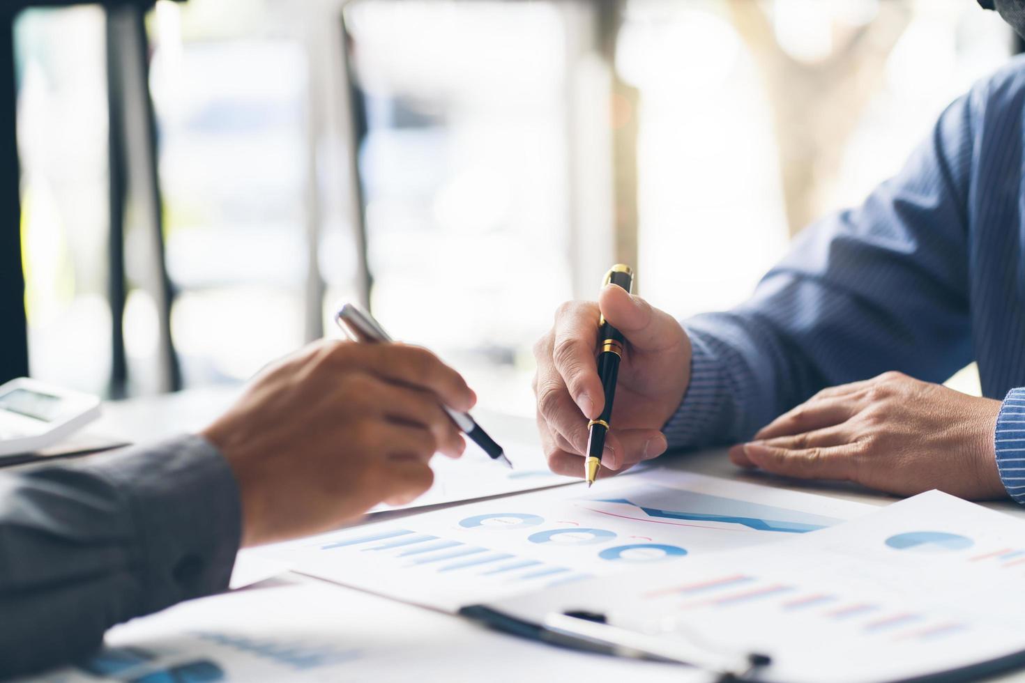 teamwork van zakelijke collega's, overleg over nieuwe strategieplannen voor zaken en marktgroei op financieel documentgrafiekrapport, conferentie om groeiwinst te maken, partnervergaderingen en briefing. foto