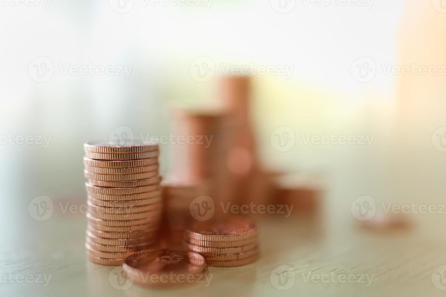 zaken, geld, financiën, veiligheid en besparingsconcept. close-up van stapel munten met kopie ruimte. foto