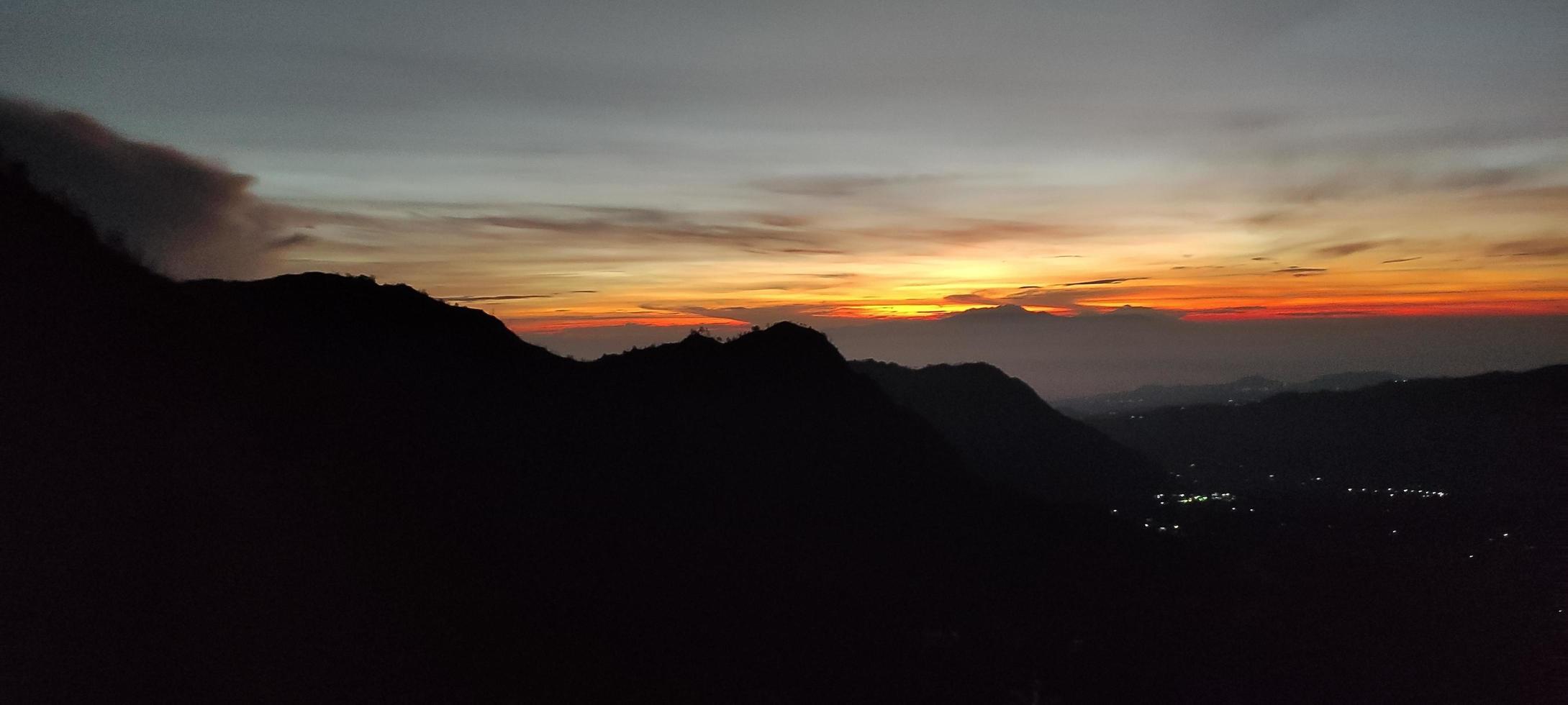 zie de natuurlijke schoonheid van Mount Bromo, Indonesië foto