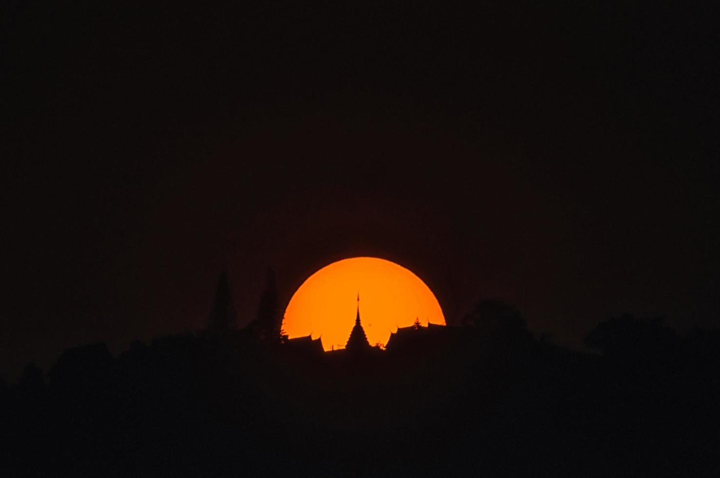 zonsondergang achter doi suthep tempel. foto