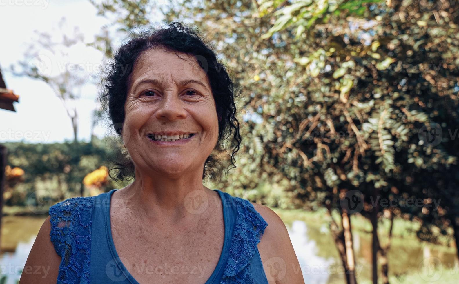 lachende Latijns-Braziliaanse vrouw in de boerderij. vreugde, positief en liefde. foto